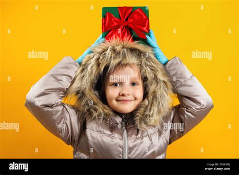 El niño tiene una caja con un regalo en su cabeza Retrato de un feliz