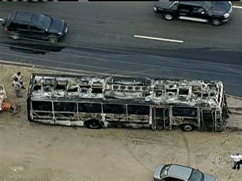 Nibus Pega Fogo E Complica Tr Nsito Da Av Brasil Bom Dia Rio G