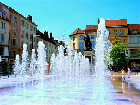 Lons Le Saunierfontaine Place De La Liberté Une Photo De Lons Le