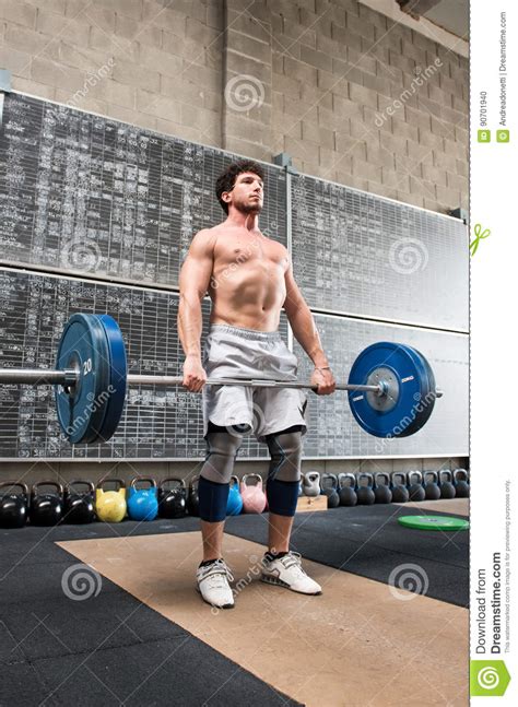 Culturista Que Levanta Pesos Pesados Del Barbell Foto De Archivo