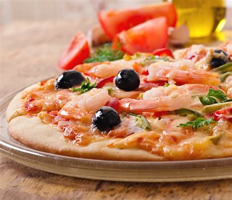 Pizza Mit Garnelen Lachs Und Oliven Kostenlose Foto