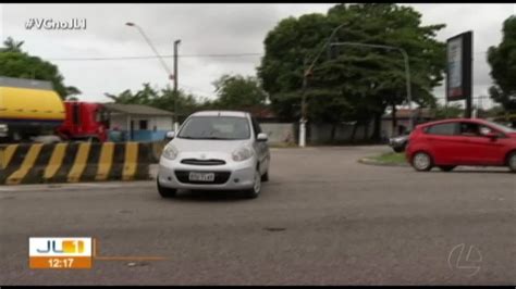 Moradores denunciam imprudência e falta de sinalização na avenida