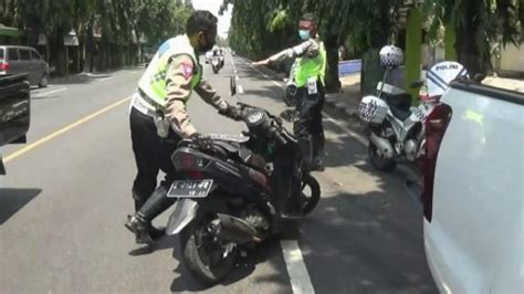 Tabrak Truk Box Parkir Di Jalur Pantura Pemotor Tewas Di Tkp