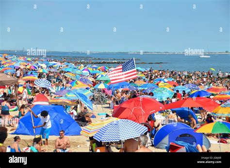 Coney Island Brooklyn Usa 4th July 2017 Crowded Beach At Coney