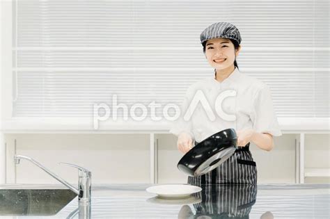 フライパンで料理する女性（調理師） No 24428000｜写真素材なら「写真ac」無料（フリー）ダウンロードok