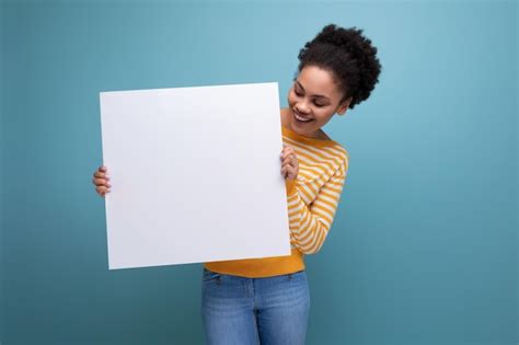 Bastante Afro Morena S Mujer Joven Latina Con Hoja Blanca De Papel Foto Premium