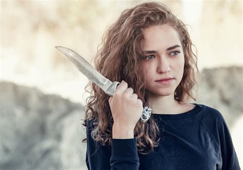 Cheveux Boucl S Belle Fille Aux Cheveux Ondul S Avec Un Grand Couteau