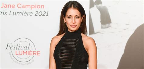 Hiba Abouk presume con orgullo sus curvas premamá con un vestidazo