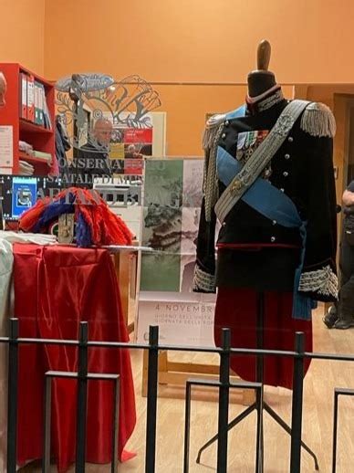 Le Uniformi Storiche Dei Carabinieri Domani In Mostra Nelle Vetrine Di