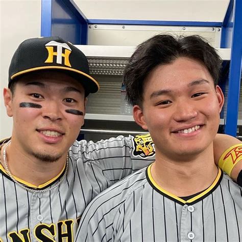 阪神タイガース On Instagram 初回に決勝のタイムリーを打った森下選手！2安打を打った佐藤輝明選手とのツーショット 森下翔太 選手 ナイスタイムリー 佐藤輝明 選手