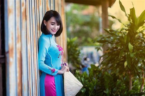 Nhan sắc ngọt ngào pha quyến rũ của 2 hot girl Lào đình đám mạng xã hội