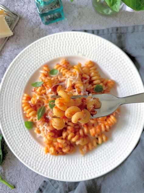 Fusilli Con Salsa De Tomate Y Pimientos Asados Al Aroma De Albahaca