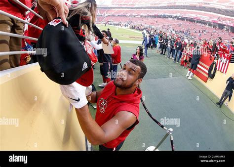 San Francisco Ers Defensive End Arik Armstead Signs Autographs For