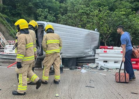 龍翔道客貨車自炒掃欄翻側 司機獲救送院｜即時新聞｜港澳｜oncc東網