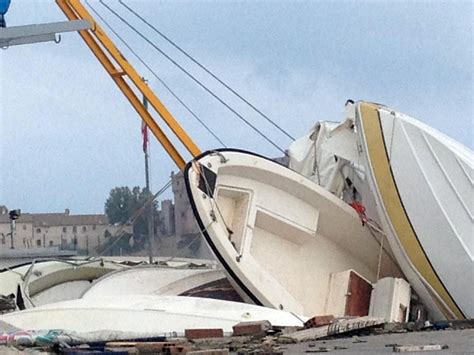 Roma Tromba D Aria Su Santa Severa Sradicati Pali Della Luce Volano