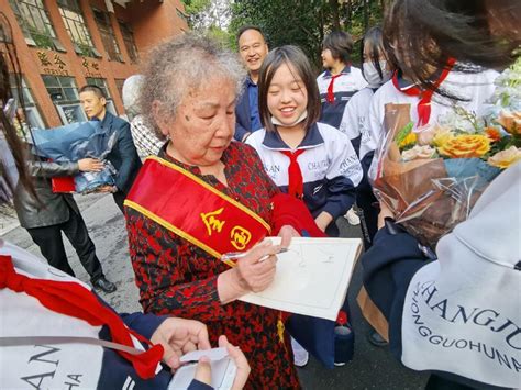 “中国好人”成“偶像” 学生争相要签名 文字要闻 长沙文明网