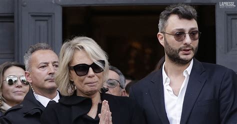 Maria De Filippi Commossa Al Funerale Di Maurizio Costanzo E Le Parole