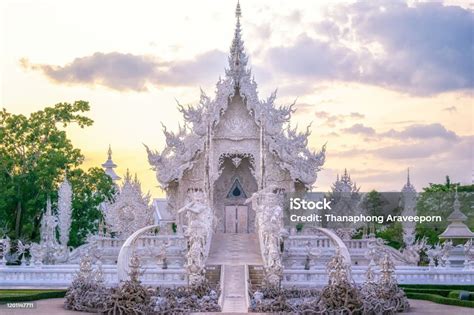 Wat Rong Khun Jembatan Siklus Kelahiran Kembali Bangunan Utama Di Kuil