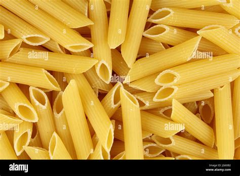 Sin Cocer La Pasta Penne Rigate Closeup En Los Alimentos Como Textura