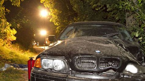 Auto Prallt Gegen Baum J Hriger Stirbt