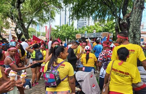 Movimentos sociais e sindicais realizam manifestação em Natal no Dia do