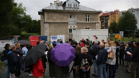 Muzeum KL Plaszow Słowa ocalałych zabrzmiały na terenie byłego obozu