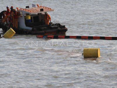 Kapal Kargo Tenggelam Antara Foto