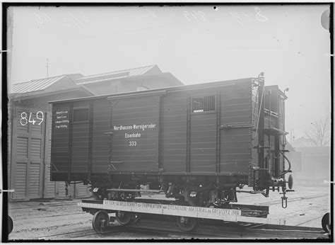 Fotografie zweiachsiger gedeckter Kleinbahn Güterwagen mit Bremse