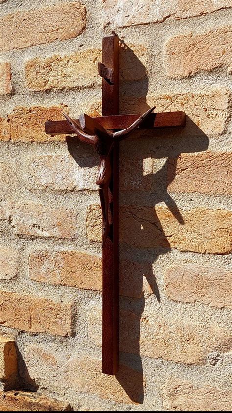 Crucifixo Jesus Cristo Estilizado Madeira De Lei Entalhado M