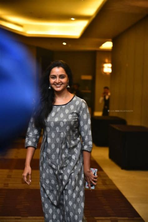 Manju Warrier Photos Latest Hd Images Pictures Stills And Pics Filmibeat