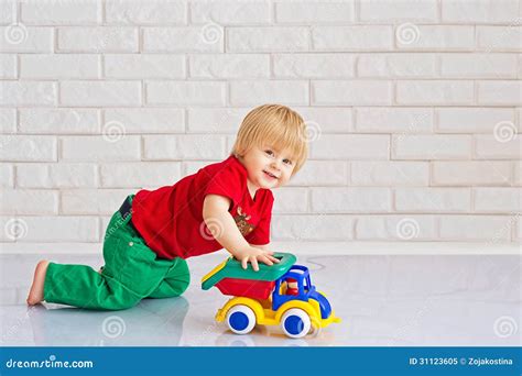 Enfant Jouant Avec Une Voiture De Jouet Image Stock Image Du Feignez