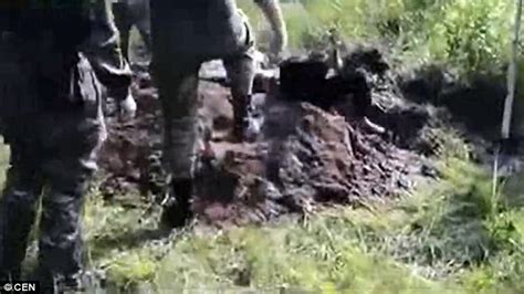 Video Shows Soldiers Burying A Man Alive In Ukraine Daily Mail Online