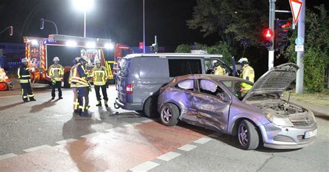 Autos stoßen auf Krefelder Kreuzung zusammen zwei Verletzte