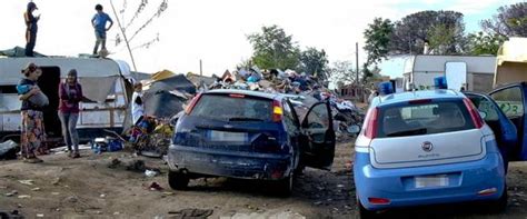 Bambina Muore Folgorata Nel Campo Rom I Parenti Assaltano L Ospedale E