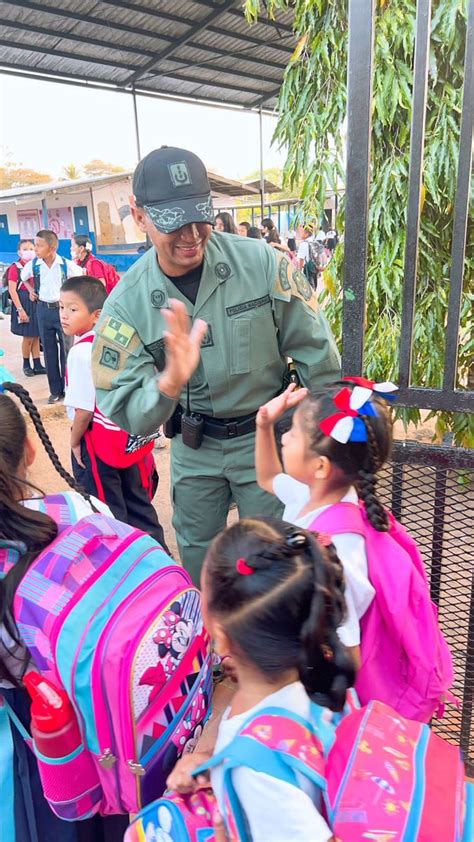 Policía Nacional on Twitter 86Aniversario Con un saludos de manos