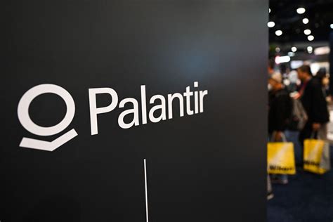 Palantir Falls As Analyst Says It S Overvalued Amid Ai Hype