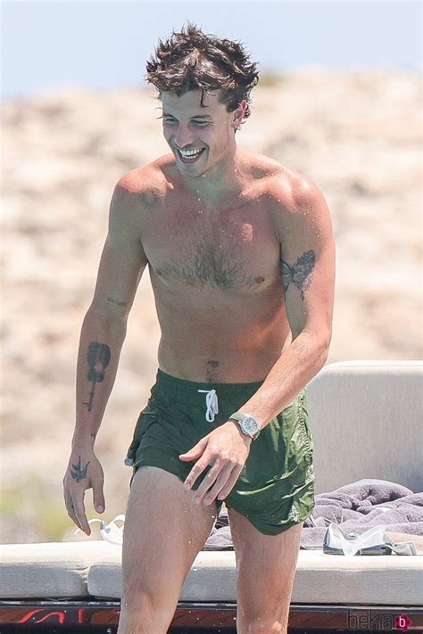 Shawn Mendes Muy Sonriente Con El Torso Desnudo En Ibiza Torsos