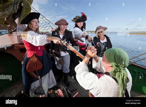 Female pirates Fotos und Bildmaterial in hoher Auflösung Alamy