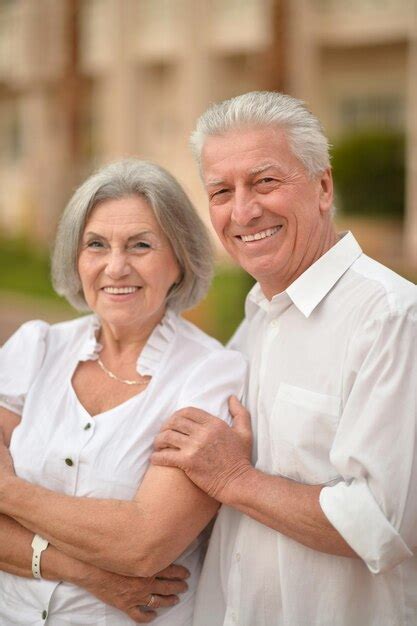 Feliz Pareja De Ancianos Abraz Ndose Foto Premium