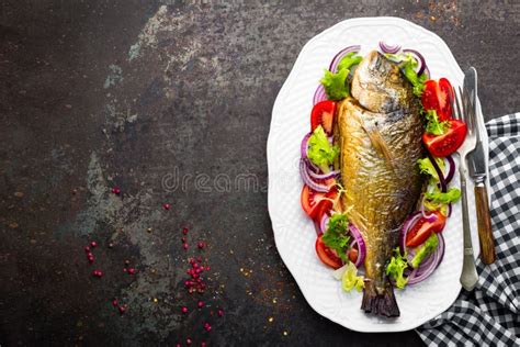 Peixes Cozidos Dorado Salada Do Legume Cozido E Fresco Do Forno Dos