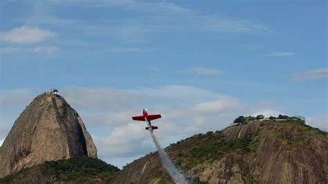 Un Avion De Mici Dimensiuni S A Pr Bu It N Golful Guanabara Libertatea