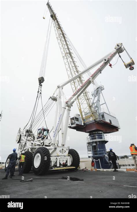 Tilly Crash Crane Hi Res Stock Photography And Images Alamy