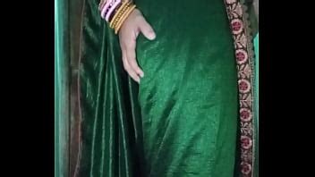 Crossdresser gay indio Gaurisissy en sari verde presionando sus grandes tetas y metiéndose los