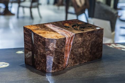 Шкатулки из дерева и янтаря ручной работы купить в Москве.