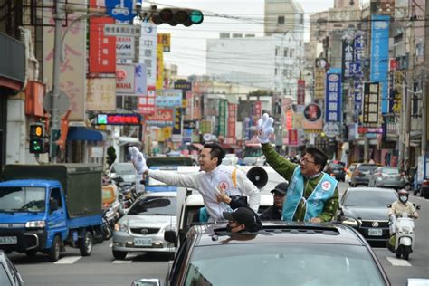 帶兩串蕉來交心 潘孟安2020第一個輔選獻給鄭朝方 政治 自由時報電子報