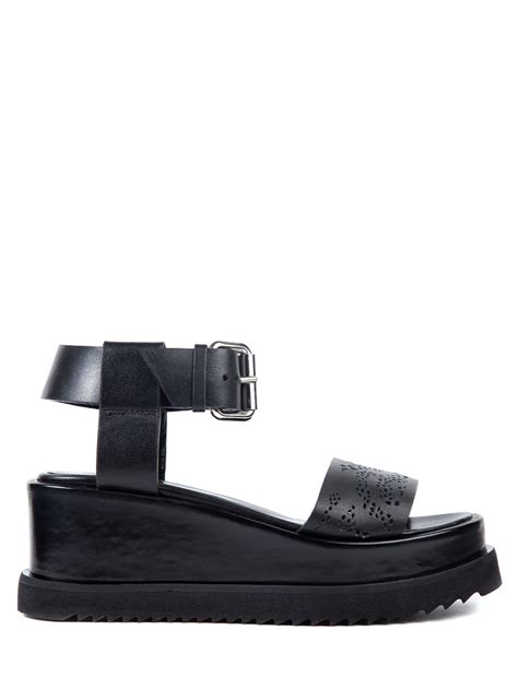 Сандалии кожаные от ALEXANDER MCQUEEN за 39 060 рублей со скидкой 30% ...