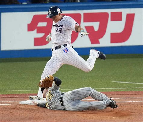 ＜ヤ・神＞2回、宮本のバント処理で青柳が一塁へ悪送球（撮影・沢田 明徳） ― スポニチ Sponichi Annex 野球