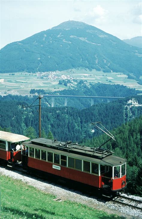 Stubaitalbahn Zug Nach Fulpmes Nahe Kreith Mit Blick Zur Europabr Cke