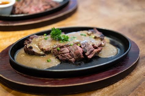 Bife Suculento Grelhado Carne M Dia Rara Ervas E Especiarias Na