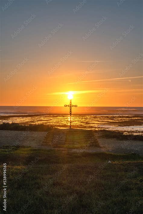 Coucher De Soleil Sur L Le D Ol Ron Pr S Des Falaises Et Phare De